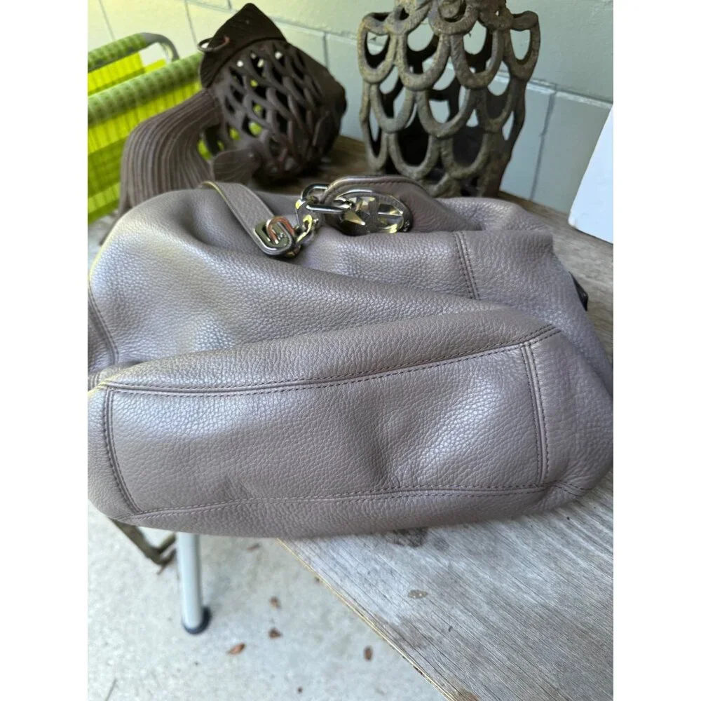 Michael Kors Pebbled Leather Shoulder Bag in Truffle Taupe – Gold Chain Detail - Picture 10 of 10